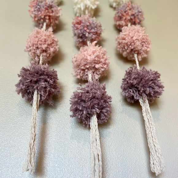 COTTON CANDY Faire | Bohemian pom-pom macrame wall hanging - Picture 4 of 9